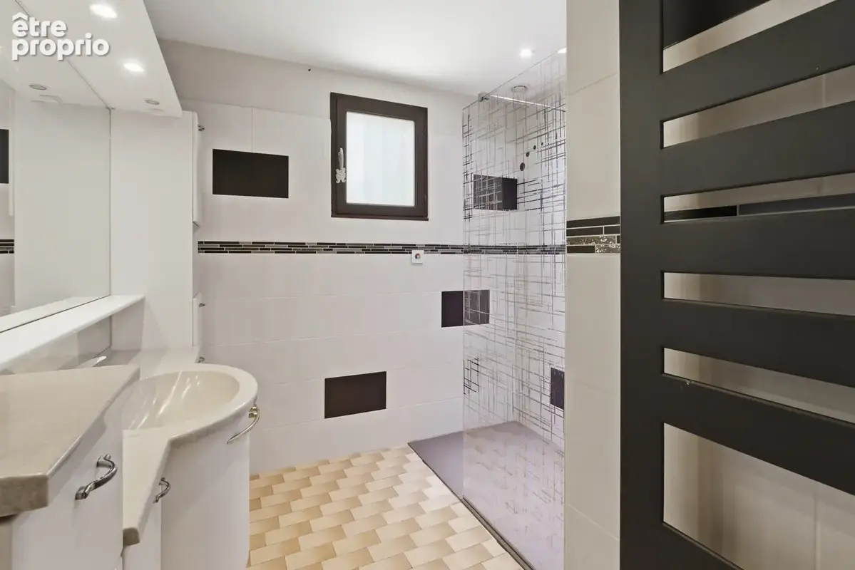 Gieres - Ensemble immobilier composé de deux maisons - photo 7