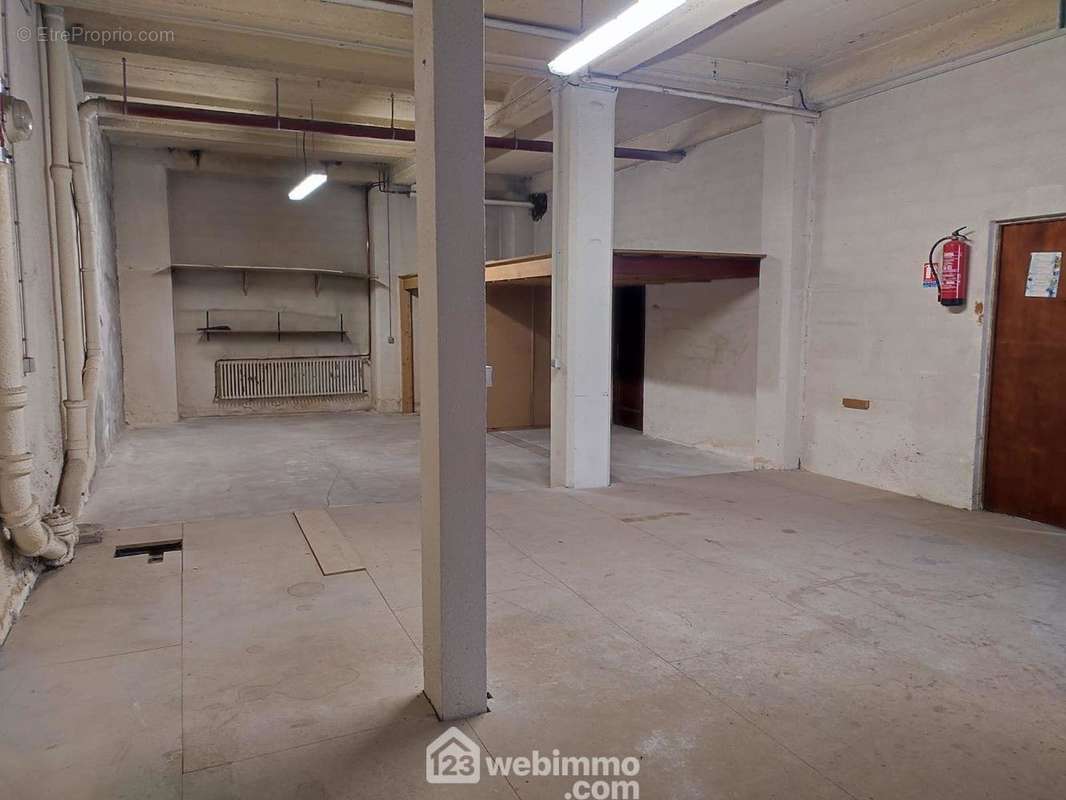 Il offre un volume de stockage important avec son hauteur au plafond de 3,60 m. - Commerce à UGINE