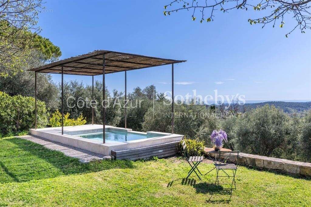 Maison à CHATEAUNEUF-GRASSE