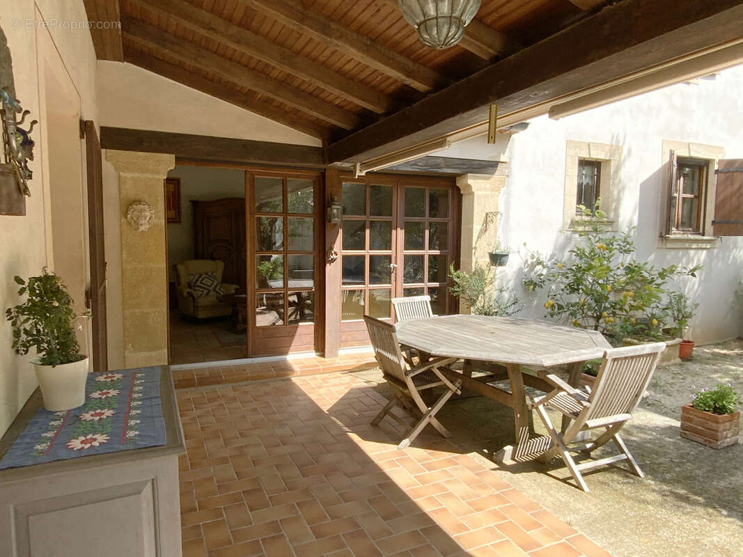 Dans village avec commerces, charmante maison en pierre avec jardin et piscine. - photo 4