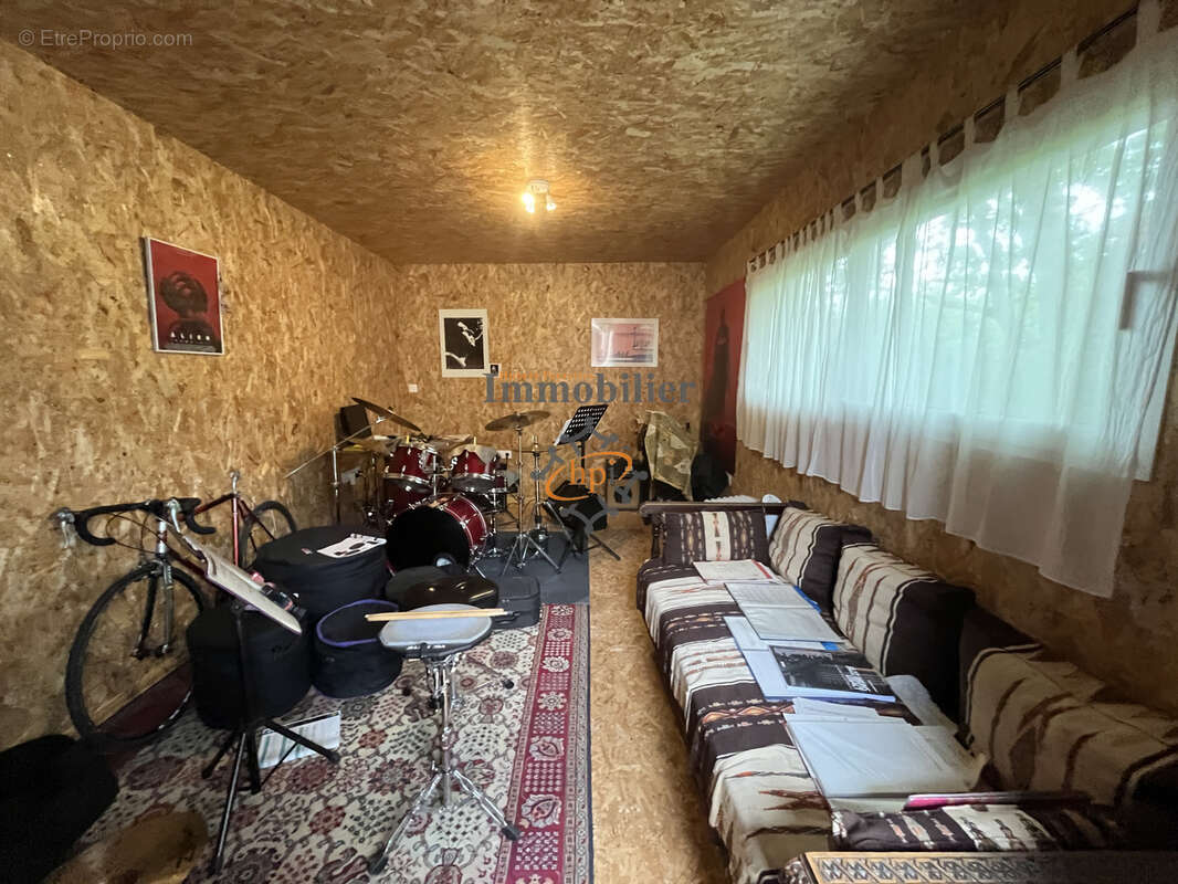 Maison individuelle avec garage, dépendances et terrain attenant. - photo 15