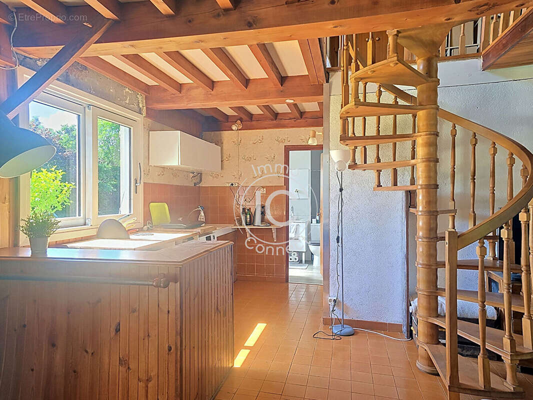 Maison à potentiel avec terrain boisé au calme - photo 6