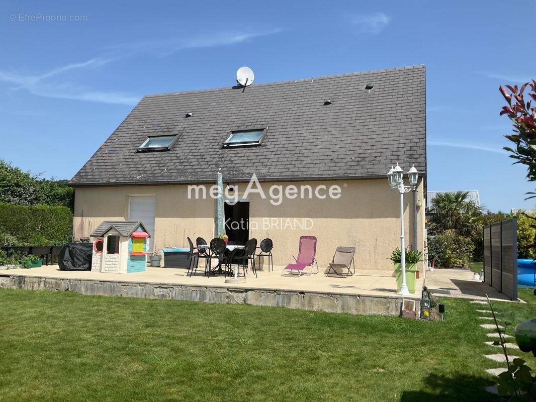 Maison à MONTSURS