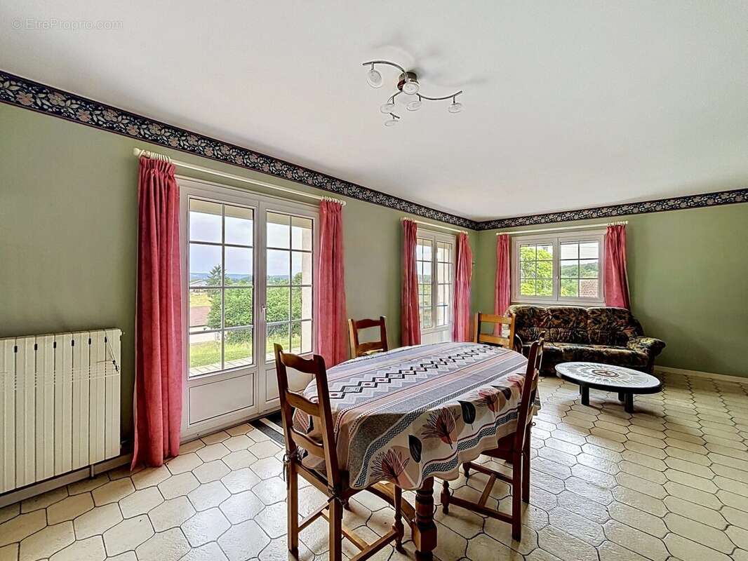 Maison à MONTBOILLON