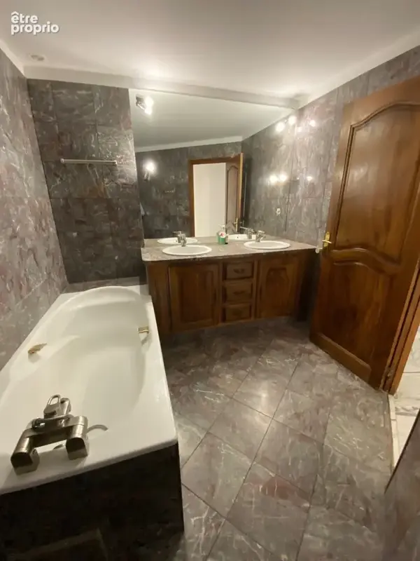 À deux pas des Arènes de Nîmes   Appartement bourgeois de 180 m2 - photo 10
