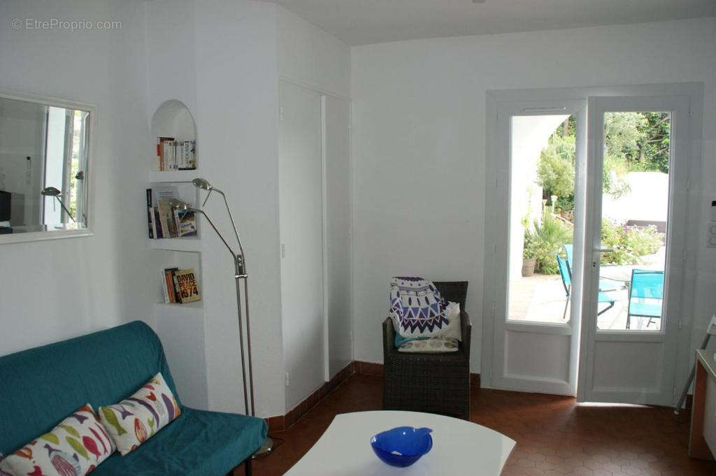 A vendre villa 6 chambres avec studio et 3 pieces independants vue mer exposition sud-ouest piscine garage parikings les issambr - photo 11