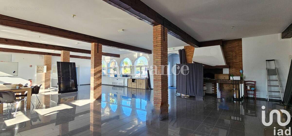 Photo 1 - Commerce à VILLEMOLAQUE