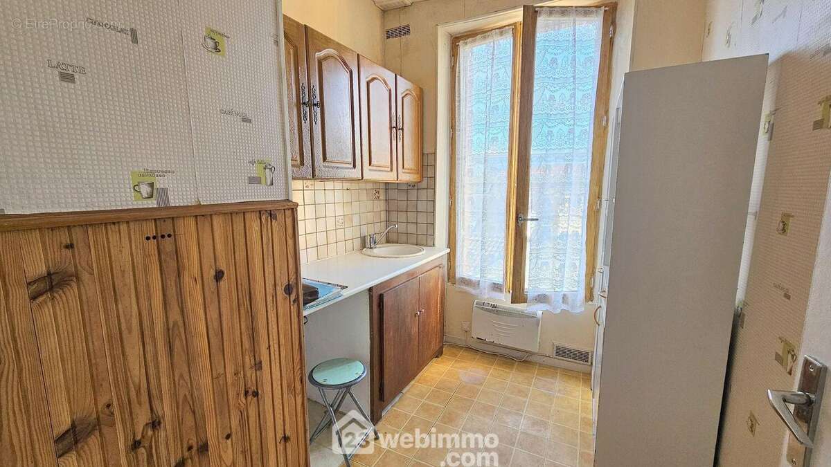 Une cuisine de 5 m². - Appartement à MELUN