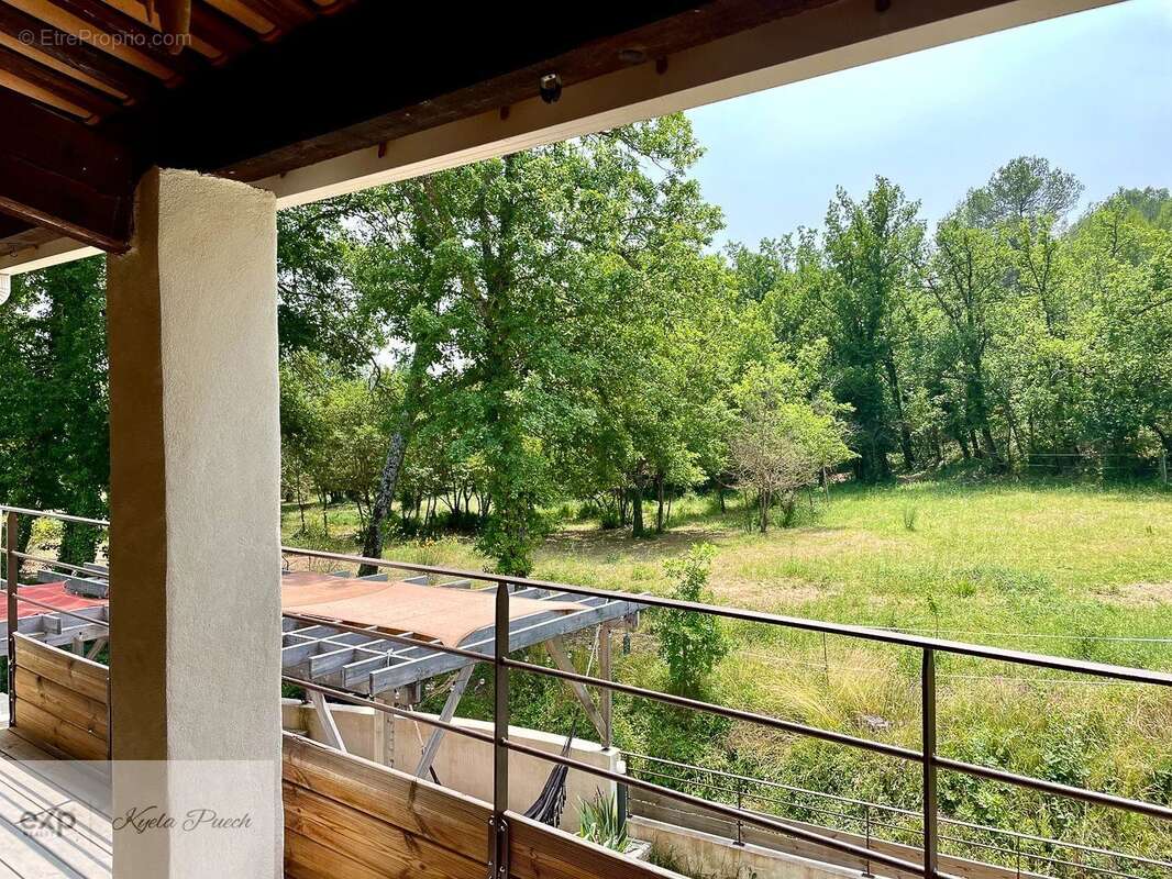 Dickjan POPPEMA d'eXP France vous propose une belle maison avec 5 chambres, terrain constructible attenant, idéal famille ou profession libéral - Maison à PIERREVERT