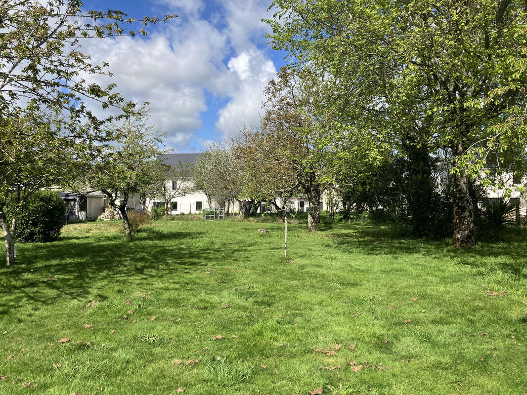 PLOUGOUMELEN, MOCQUARD immobilier, vous propose ce très beau terrain arboré, d'environ 1090m2 vendu borné et v - photo 2
