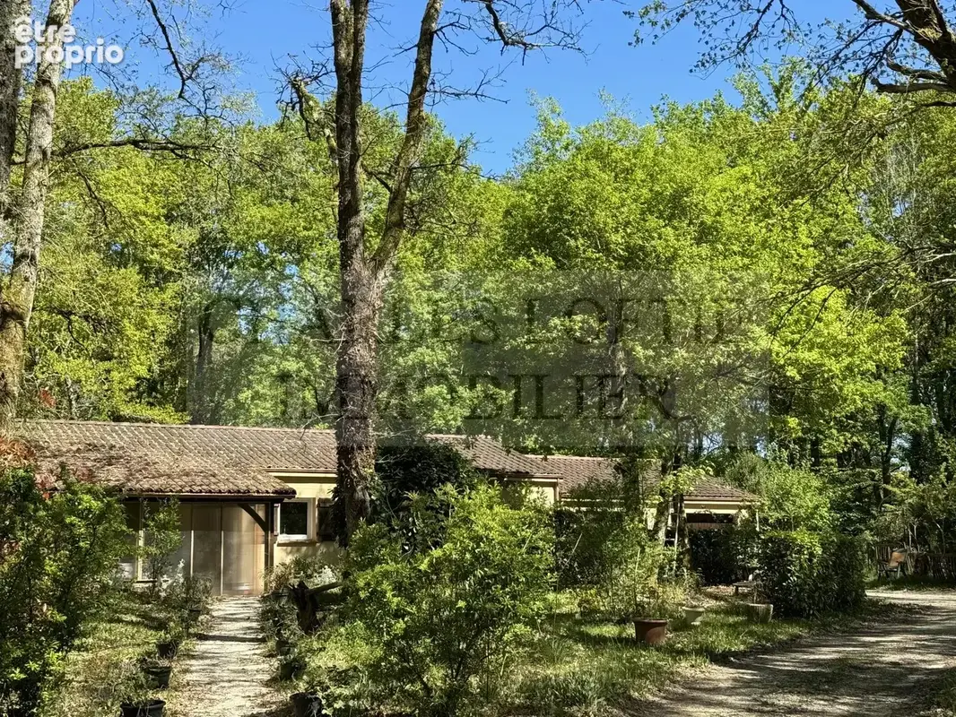 Maison de construction traditionnelle avec garage, terrasse couverte et joli jardin arboré de plus de 3500 m² - photo 3
