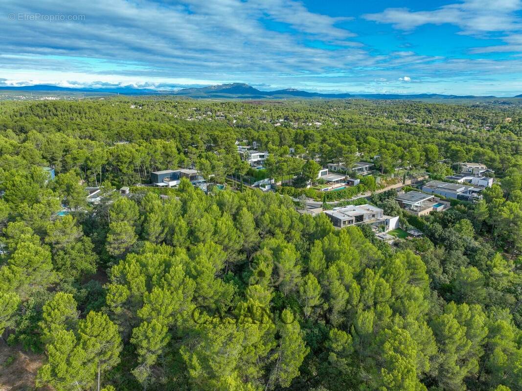 Terrain à SAINT-CLEMENT-DE-RIVIERE
