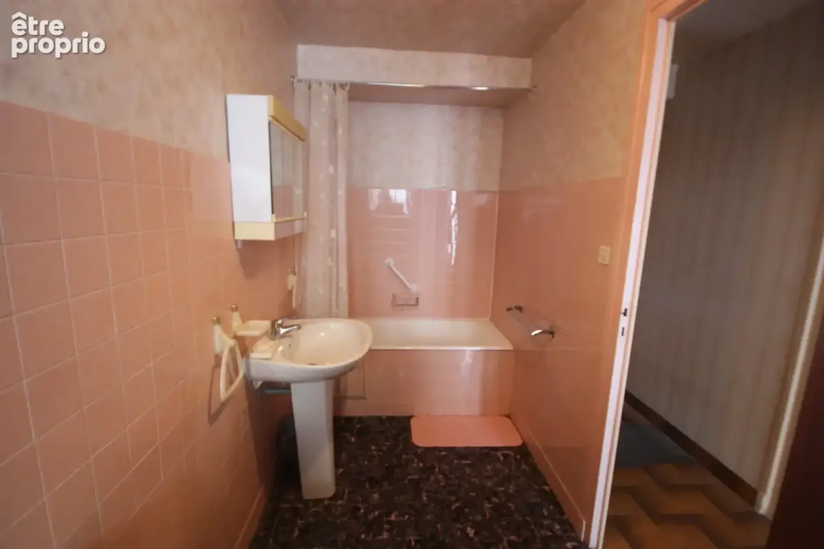Maison à vendre 5 pièces de 148 m² à CHALEY (01) avec terrasse de 100 m² et avec jardin de 436 m² en bordure de la rivière - photo 10