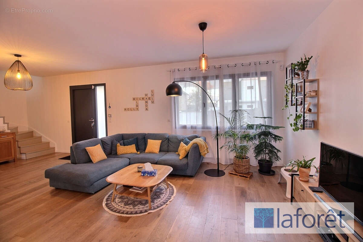 Maison à SAINTE-GENEVIEVE-DES-BOIS