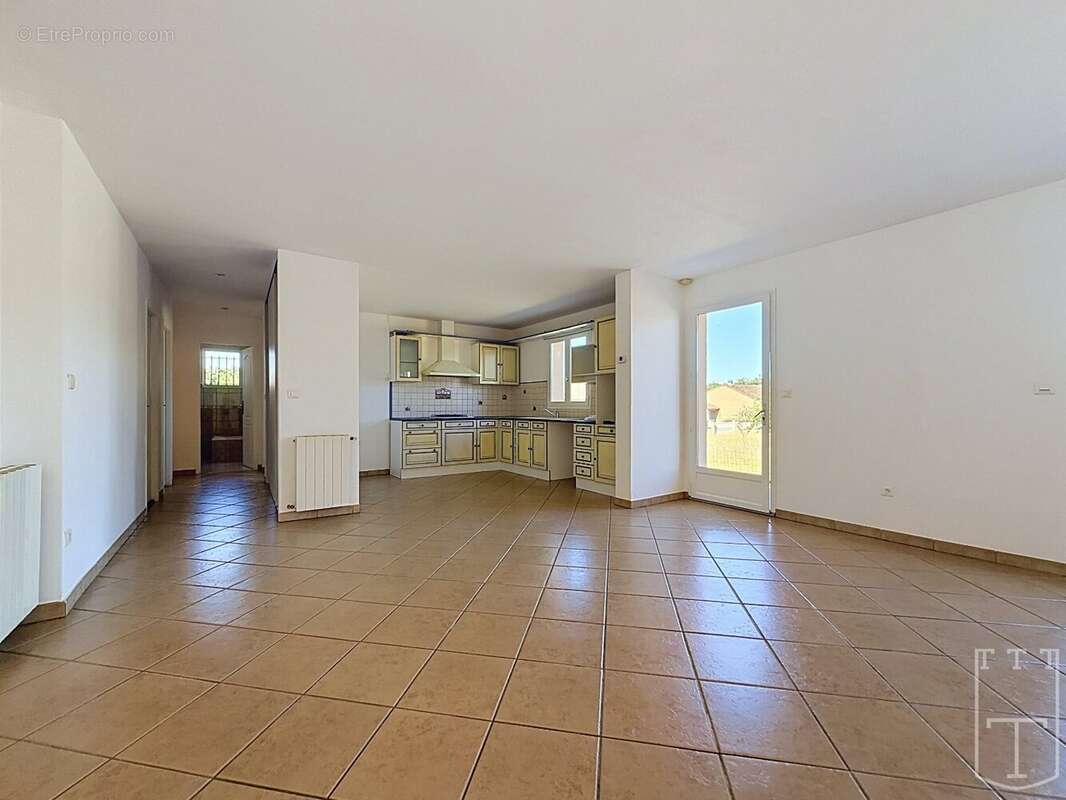 Proche centre RUOMS - Villa 3 chambres - 2 terrasses - photo 15