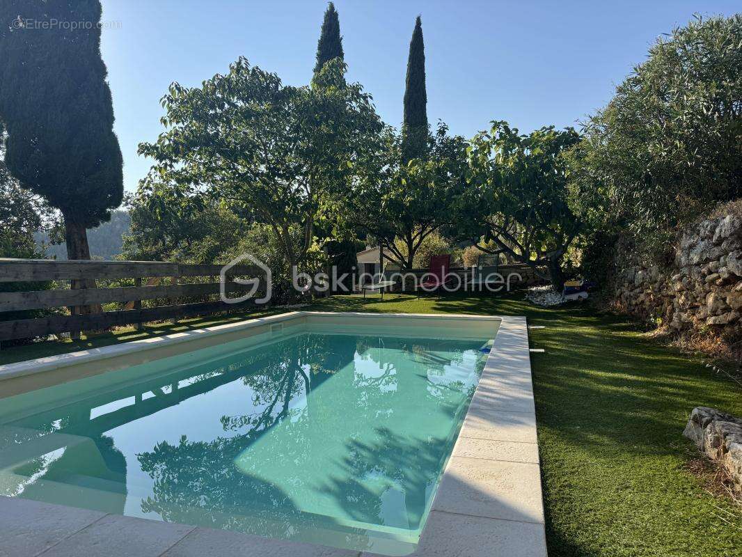 À La Roquebrussanne ( 83136), maison de charme dans un écrin de nature avec panorama exceptionnel, grand terrain et piscine - photo 4