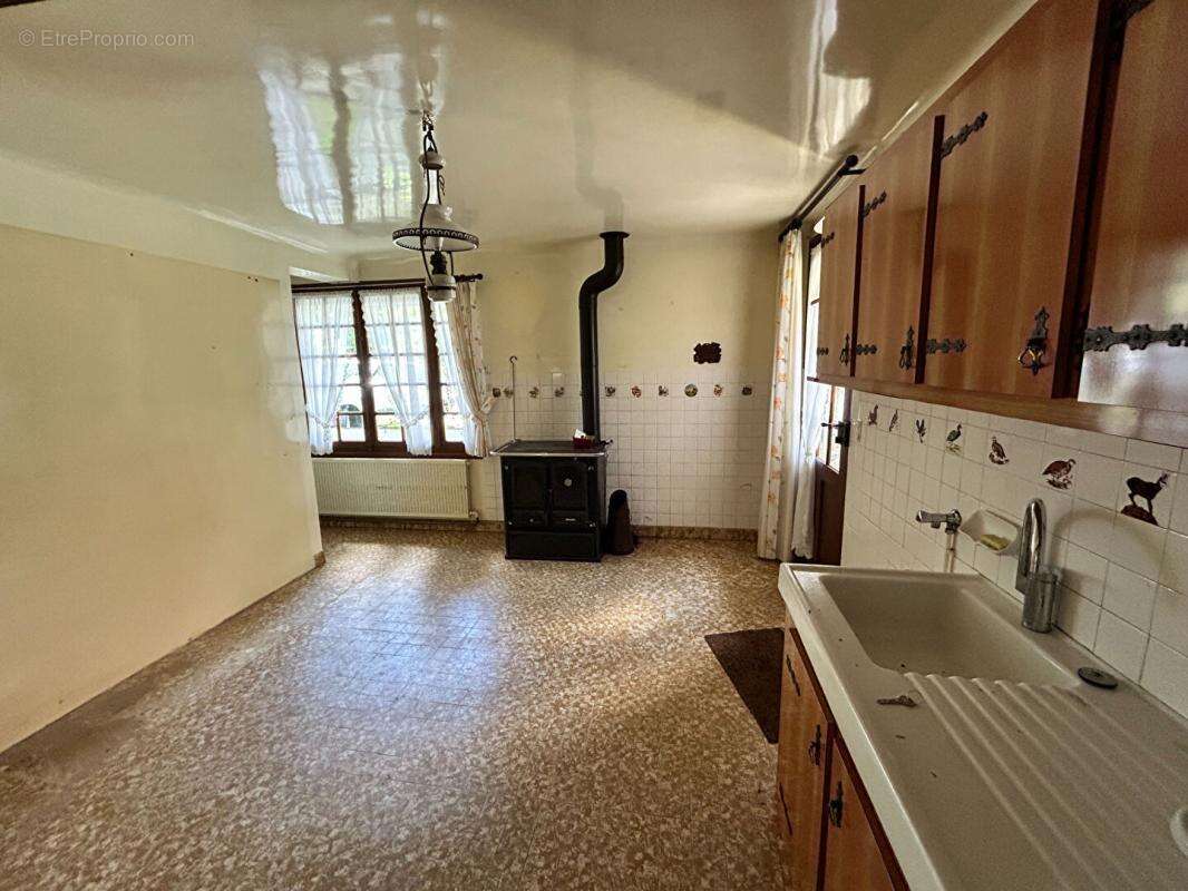 Charmante maison ancienne a raffraichir avec beaucoup de possibilites ! - photo 6