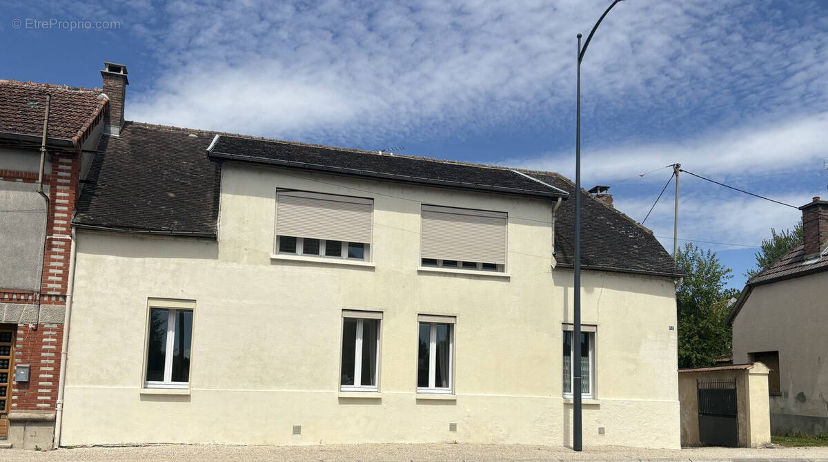 Maison à MAIZIERES-LA-GRANDE-PAROISSE