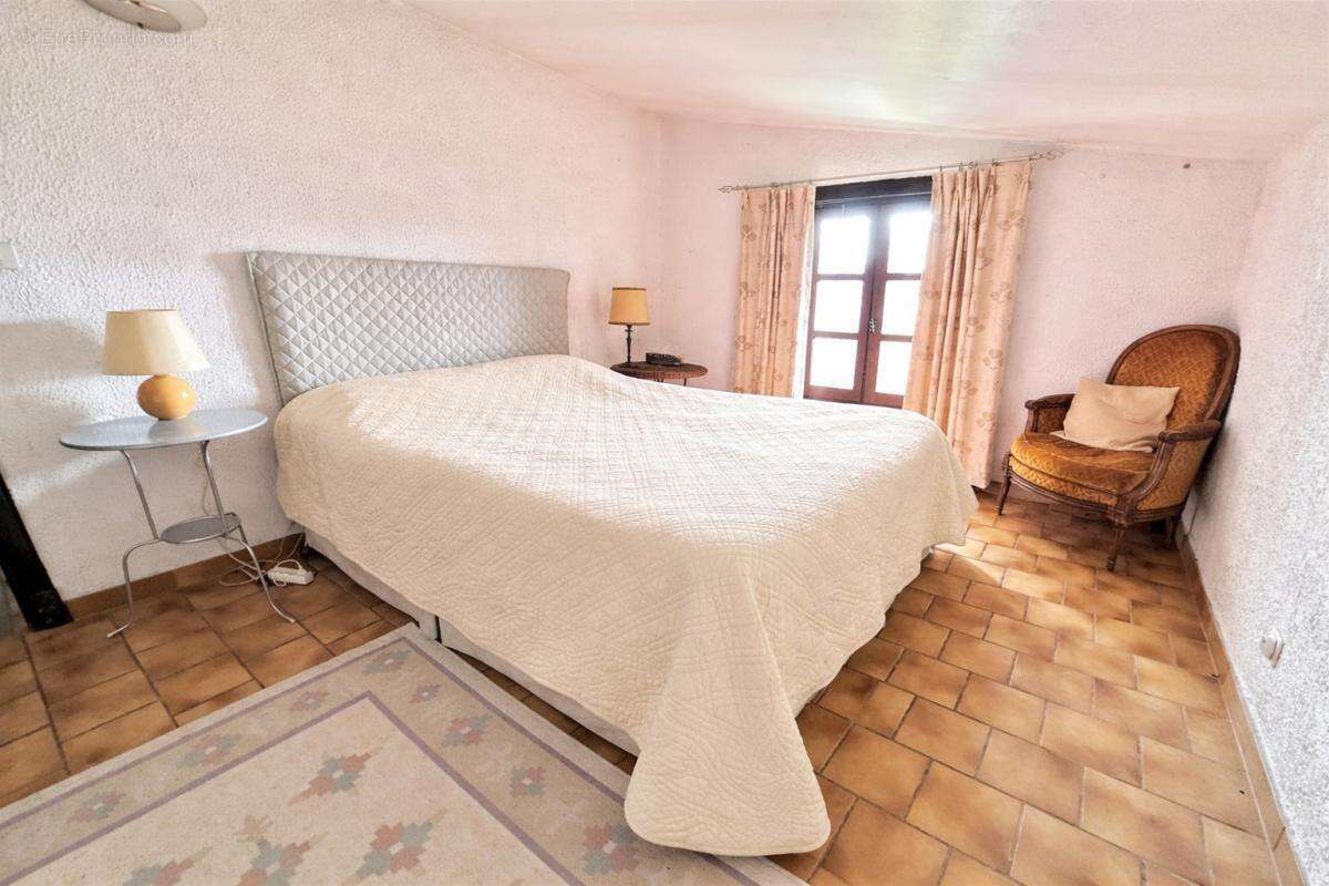 Cahors, maison 5 chambres sur près de 1400 m2 de terrain avec piscine - photo 8