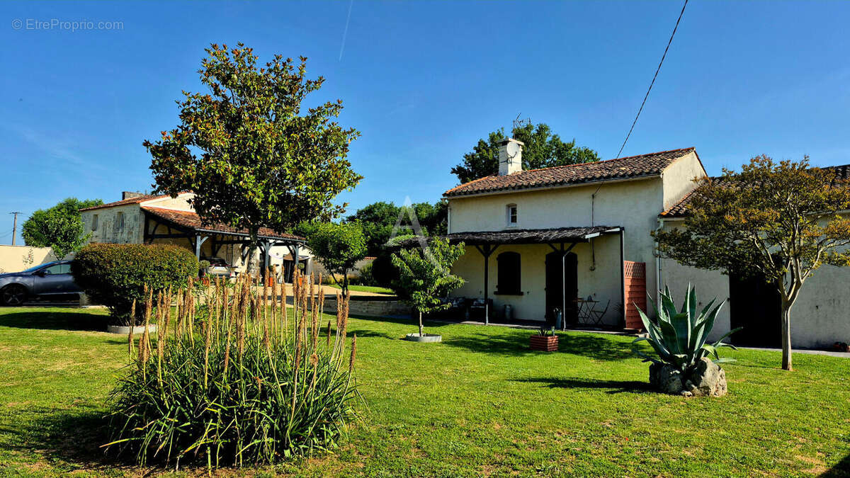 Ensemble immobilier composé de deux maisons sur terrain clos. - photo 3