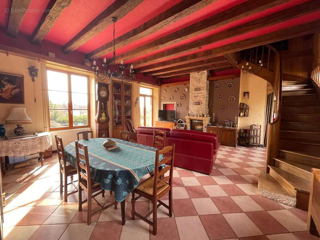 Maison à DUN-SUR-AURON