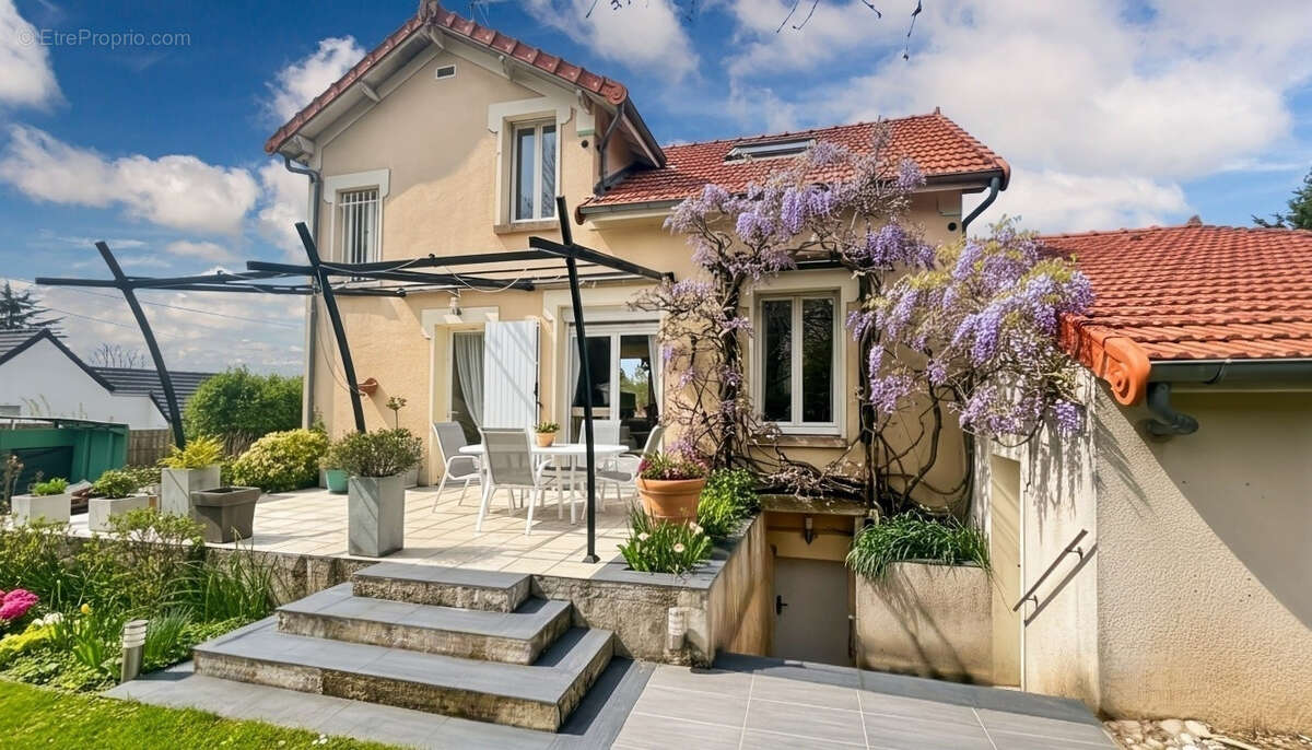 Maison à NEAUPHLE-LE-CHATEAU