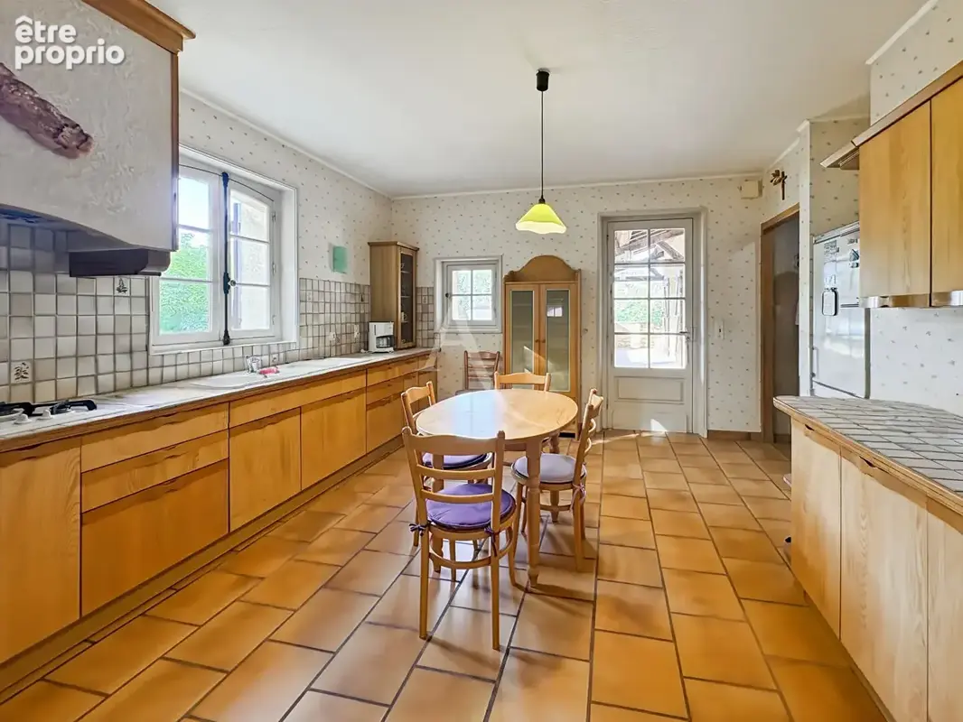 A VENDRE - Maison familiale de caractère de 185 m² avec grand garage, proche des commodités - photo 7