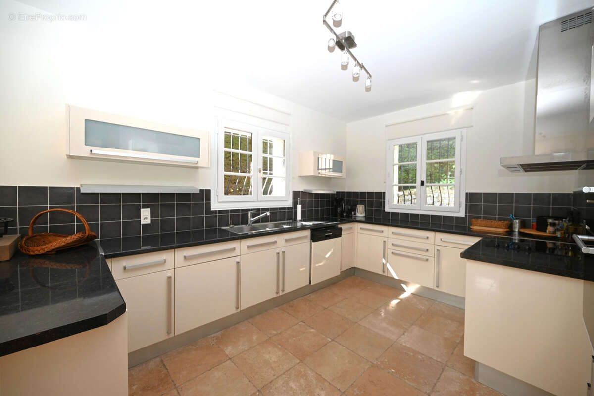 Maison à CHATEAUNEUF-GRASSE