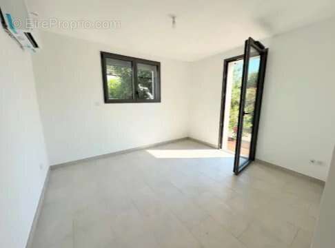 Appartement à ROQUEBRUNE-SUR-ARGENS