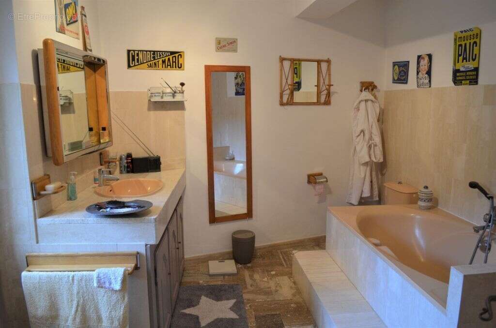 JONQUIERES Maison de village 380 m² avec cour et terrasse - photo 11