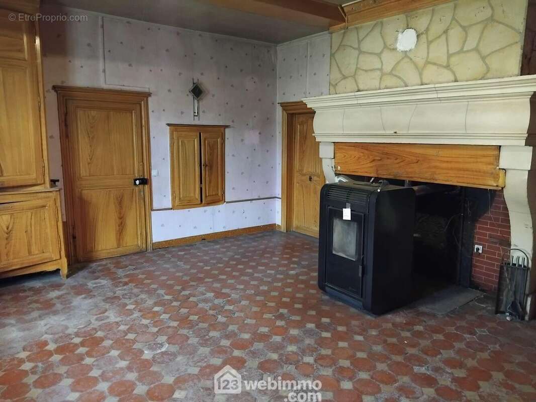 cuisine avec cheminée Lorraine et nombreux placards - Maison à VILLOTTE-DEVANT-LOUPPY