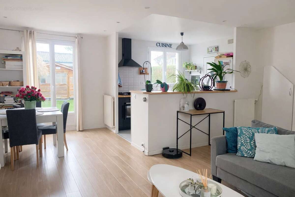 Maison à VOISINS-LE-BRETONNEUX