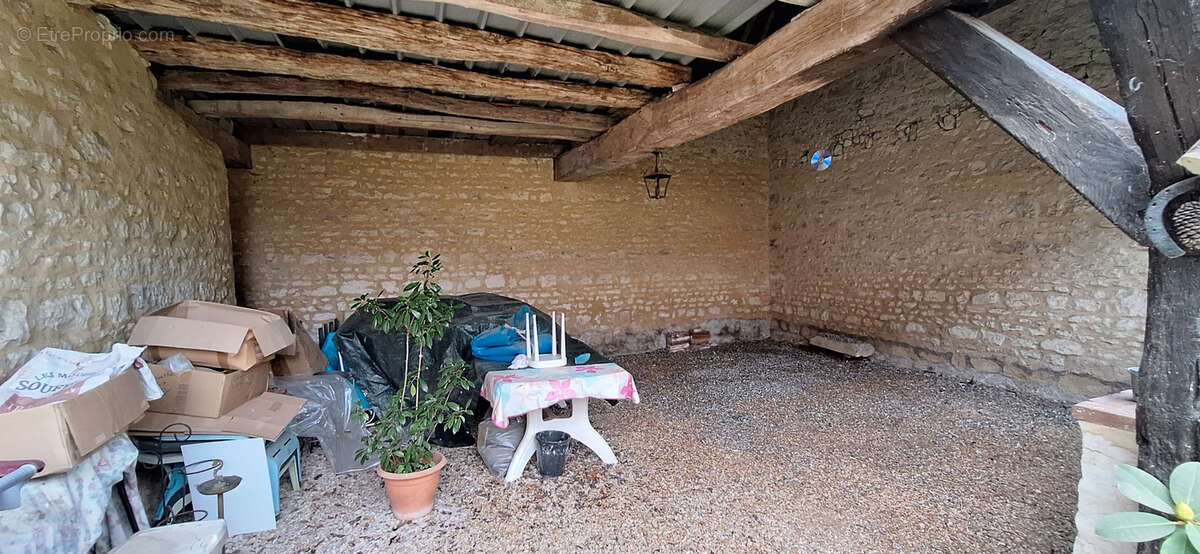 Maison à LAROCHE-SAINT-CYDROINE