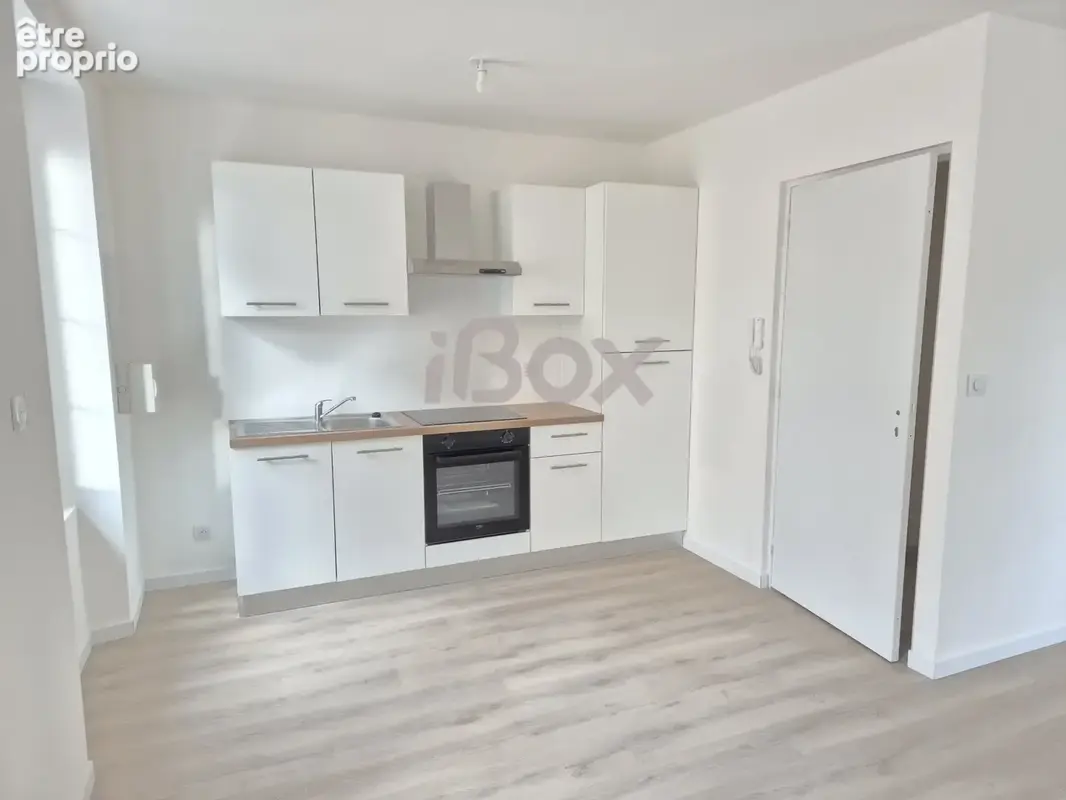 TOULON Saint Roch - Appartement T1 refait à neuf + place de parking privée dans petite copropriété de 6 lots. - photo 2
