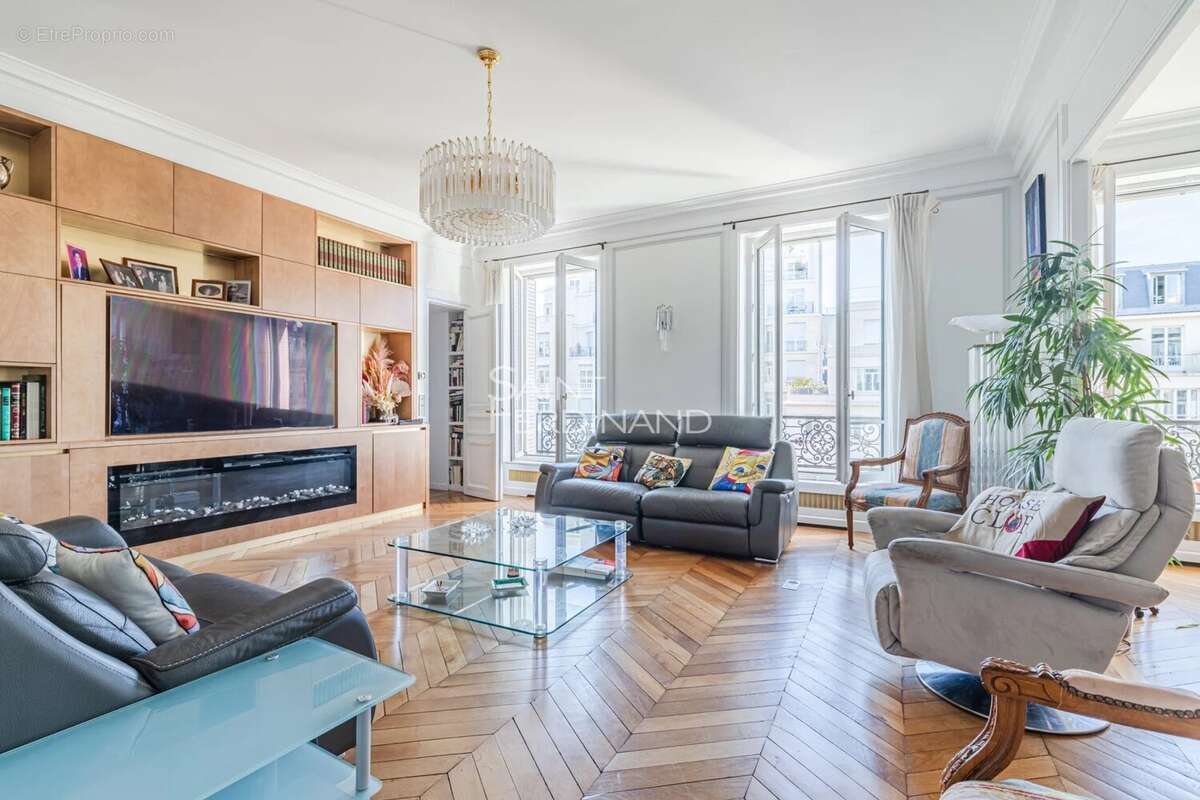 Appartement à PARIS-8E