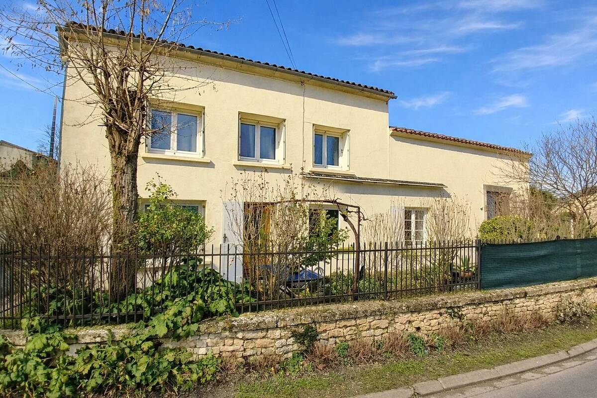 Maison à SAINT-FORT-SUR-LE-NE