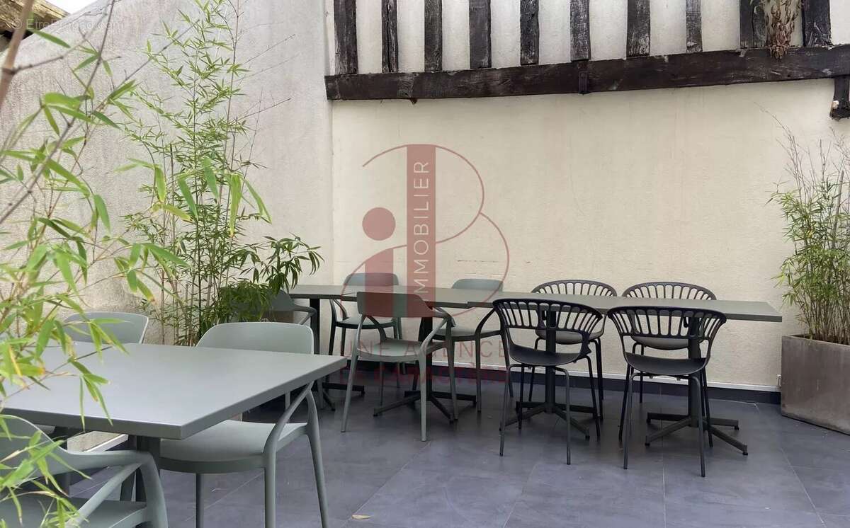 Commerce à FONTAINEBLEAU