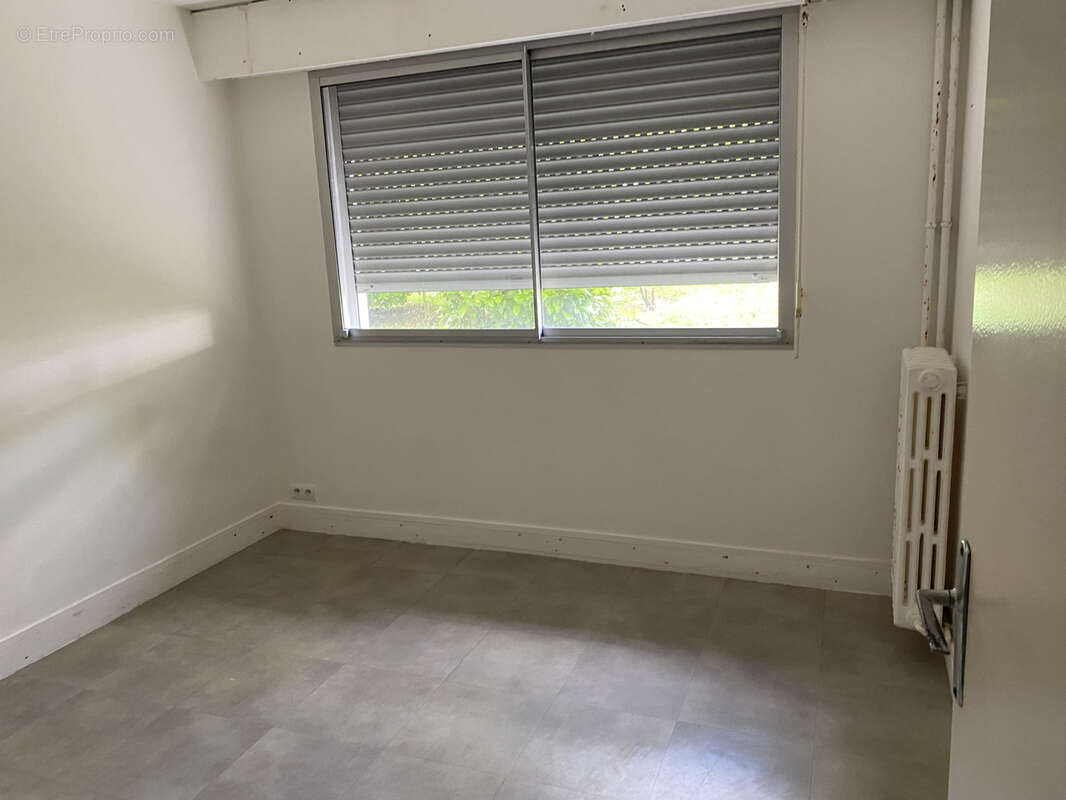 Bel appartement, 2 chambres, séjour, cuisine, salle de bain, wc, 2 parking et cave. - photo 3