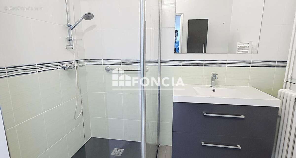 Appartement entièrement rénové avec balcon plein sud - photo 5