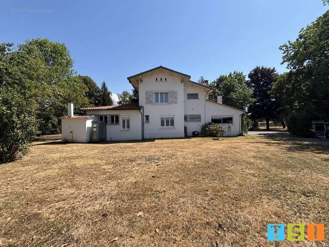 Maison de caractère de plus de 220 m² avec piscine et parc arboré de 6 725 m² - photo 12