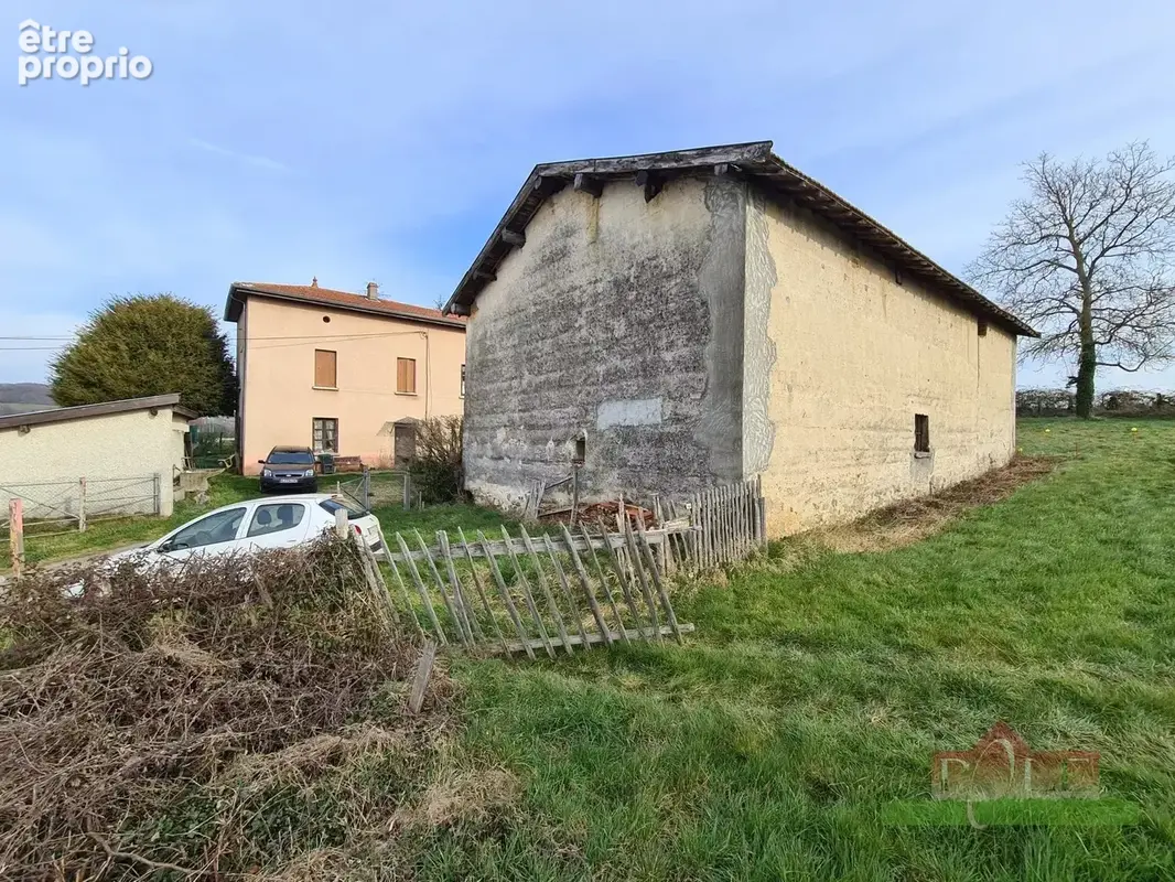 Corps de ferme à rénover de 160m² avec 400 m² de dépendances à JARDIN. - photo 2