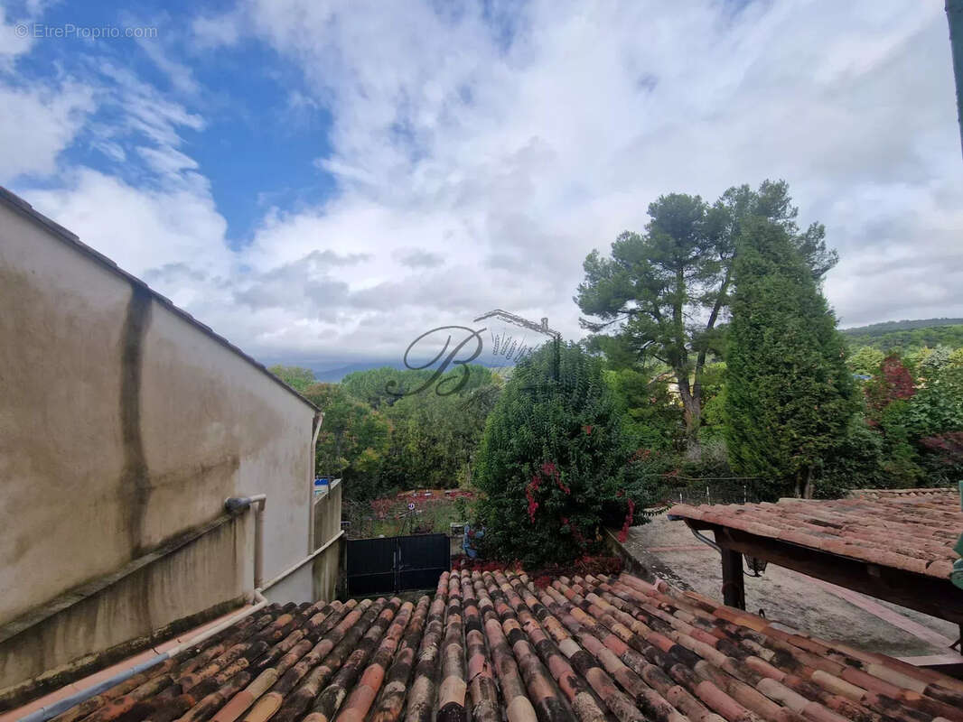 VENTE d'une maison offrant un potentiel de 3 appartements. - photo 3
