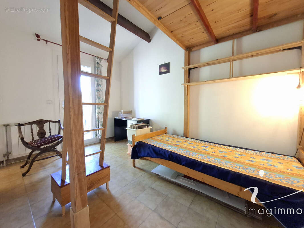 Au calme, découvrez cette villa pleine de charme avec 4 chambres sur une parcelle de plus de 600 m2 dans un éc - photo 9