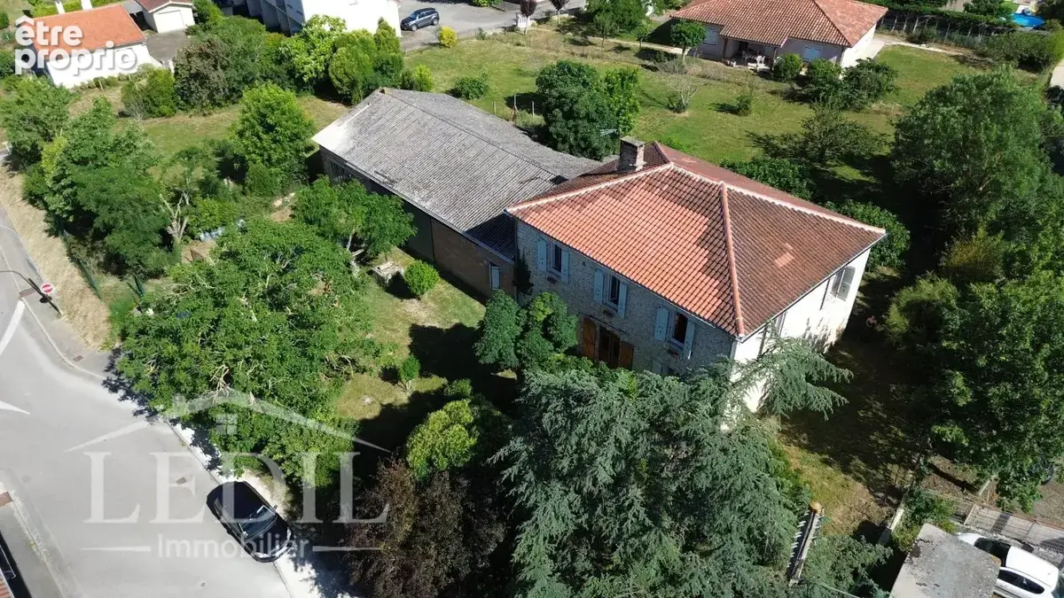 Maison en pierre avec parc arboré en centre-ville - photo 2