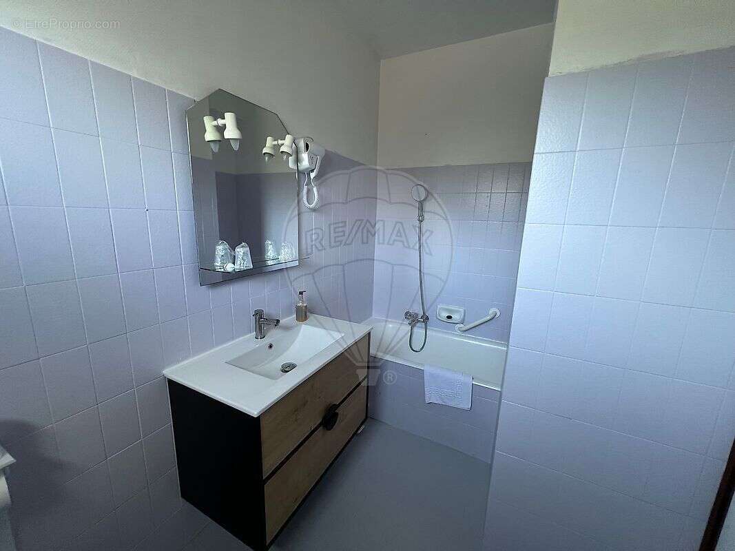 Commerce à L&#039;ESCARENE