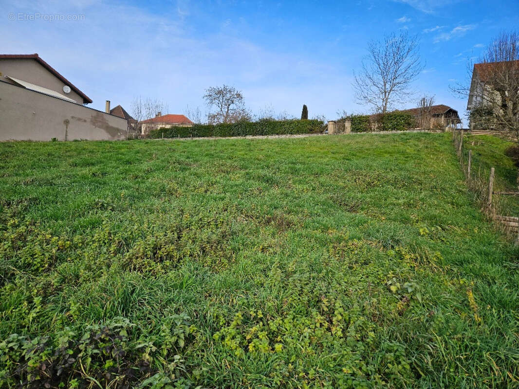 Terrain à bâtir, tout proche du centre-ville de Maurs (15) - photo 3