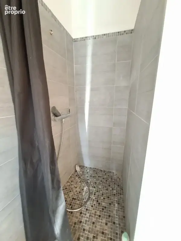 Idéalement placée, découvrez cette spacieuse maison de village avec un garage de 75 m2 ! - photo 14