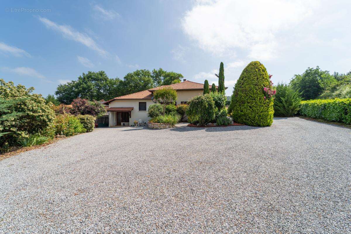 Maison 3 chambres avec grand terrain et prestations de qualité - photo 2
