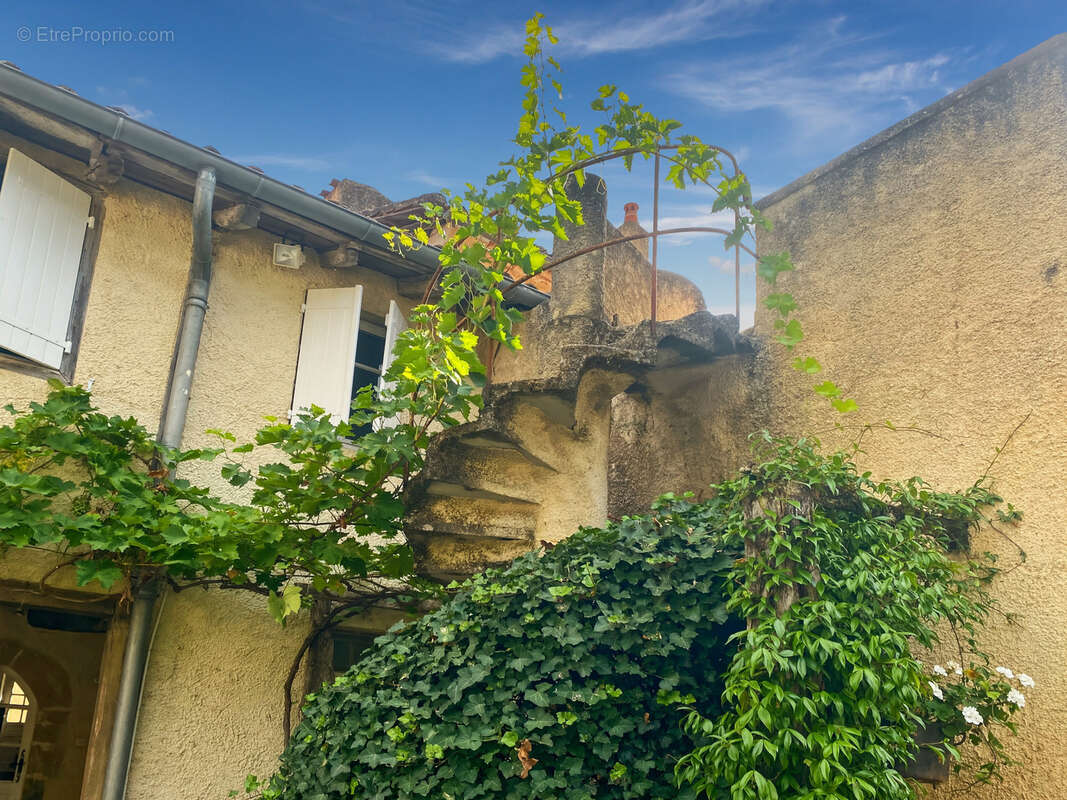 À Vendre – Maison de village en pierre (6 pièces) de 227 m² à Bazian (Gers) avec cour et jardinet - photo 23