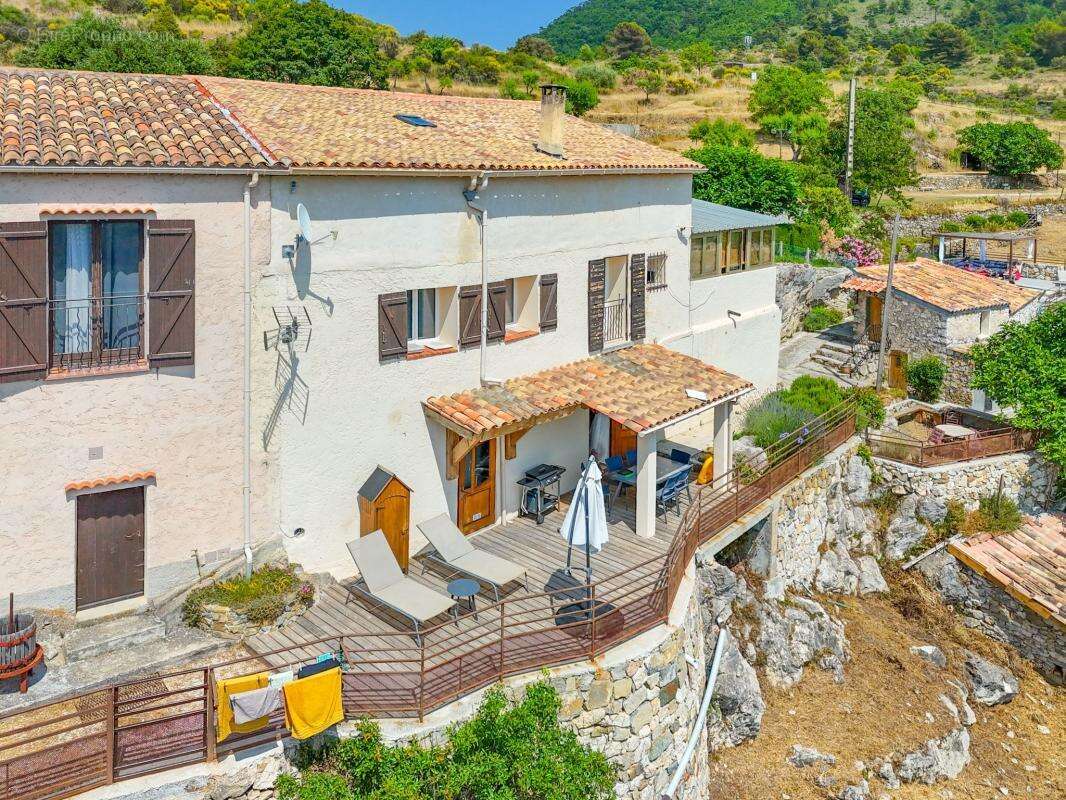 Bâtisse de 180,30 m², 3 appartements + Terrain 34 443 m² - photo 8